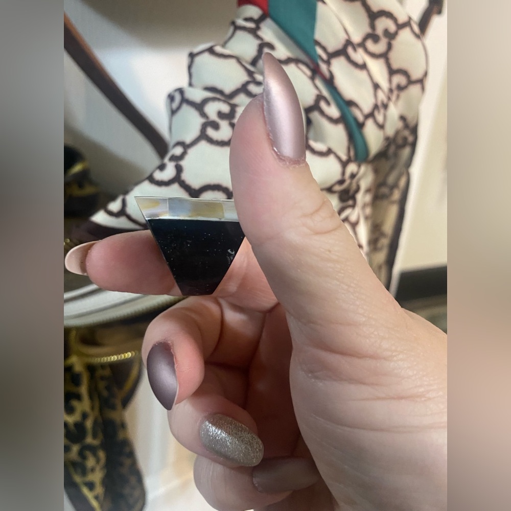 💰2/$10 Womens Shell colored ring wearing it on size 7 finger - Picture 6 of 6